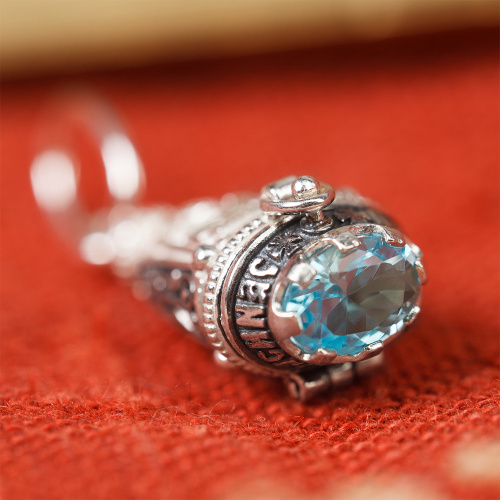 Образок-ладанка серебряный с ликом Божией Матери "Семистрельная" 19-0084, с фианитом, литье, частичное чернение фото 3